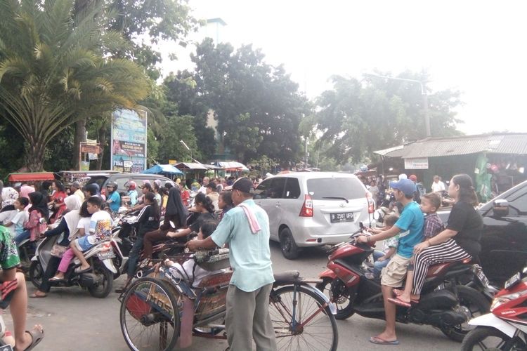 Salah satu tempat berburu takjil di Bekasi, di pertigaan jalan raya tepat di depan Masjid Al-Muhajirin Perumnas 1 Bekasi, Rabu (23/5/2018). 