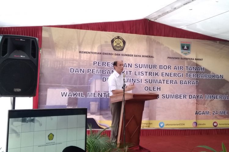 Wakil Menteri ESDM Arcandra Tahar saat memberikan sambutan pada Peresmian Sumur Bor Air Tanah dan Pembangkit Listrik Energi Terbarukan di Sumatera Barat, Kamis (24/5/2018).