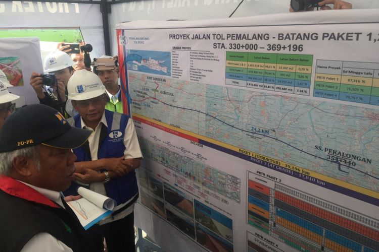 Menteri Pekerjaan Umum dan Perumahan Rakyat Basuki Hadimuljono saat memantau pekerjaan pada proyek Tol Pemalang-Batang, Sabtu (26/5/2018).
