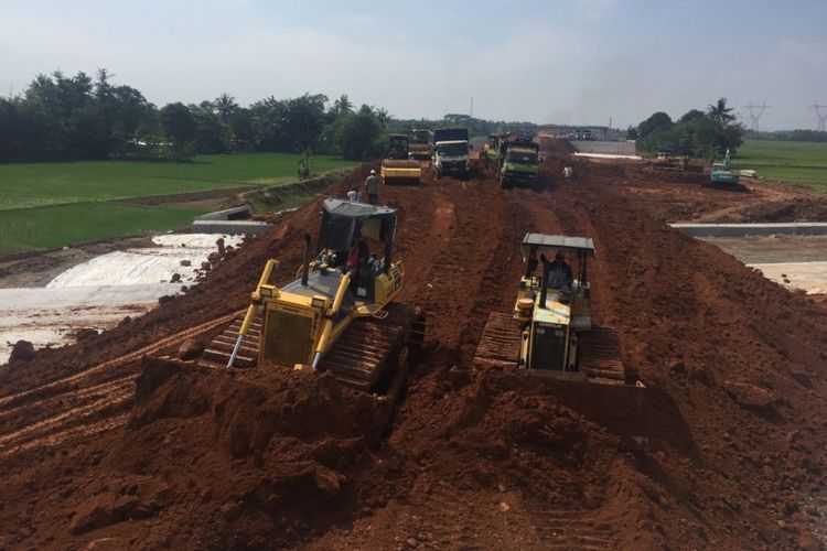 Pekerjaan pengurukan tanah di Jembatan Sereng Baru pada proyek Tol Pemalang-Batang Paket 3, Sabtu (26/5/2018).