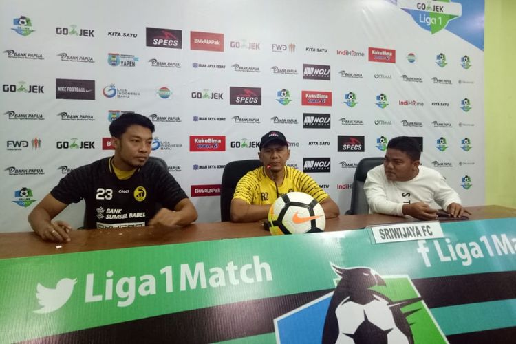 Pelatih Sriwijaya FC Rahmad Darmawan (tengah) dalam konferensi pers di Stadion Gajayana, Kota Malang, Sabtu (26/5/2018)