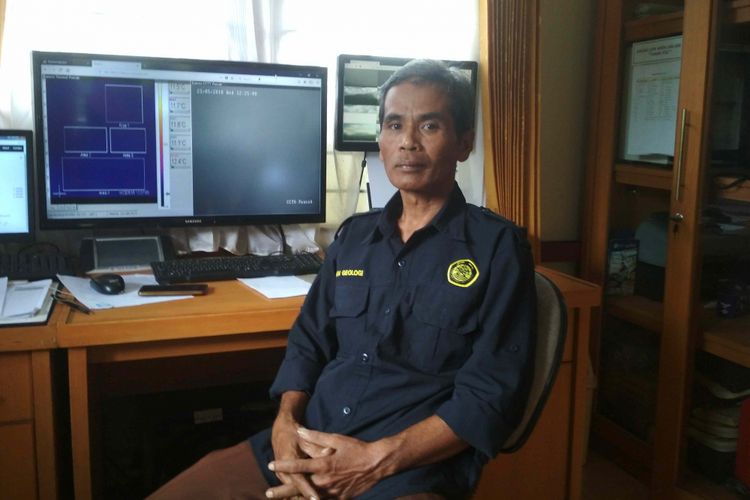 Triyono (66) pengamat Gunung Merapi di Pos PGM Babadan, Kecamatan Dukun, Kabupaten Magelang, Jawa Tengah, Senin (28/5/2018).