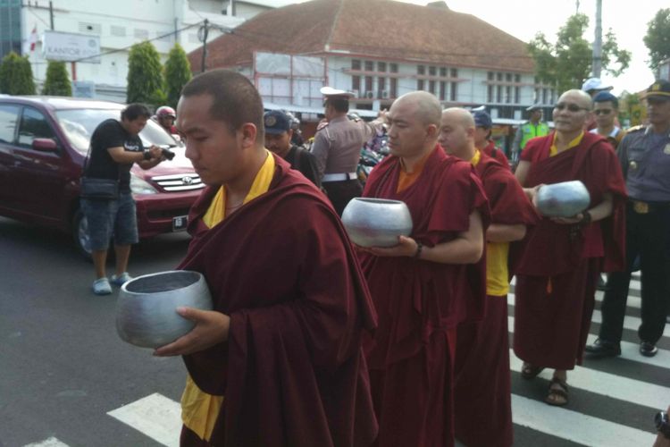 Sejumlah biksu melakukan tradisi Pindapata di Jalan Pemuda (Pecinan) Kota Magelang, Selasa, (28/5/2018), sebagai prosesi menjelang peringatan Waisak 2018.