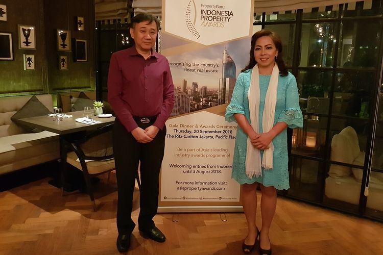 Country Manager Rumah.com Marine Novita bersama dengan Ketua Dewan Juri Indonesia Property Awards 2018, Doddy A. Tjahjadi usai konferensi pers, Rabu (30/5/2018).
 