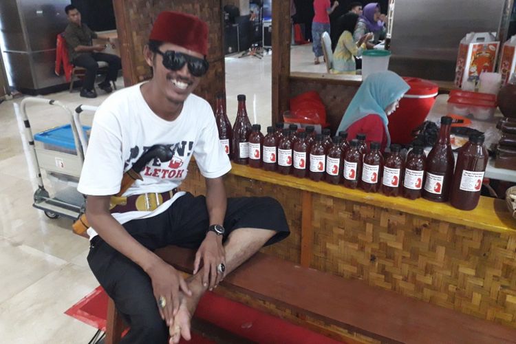 Taufik berpose di booth Bir Pletok Peci Merah di Gedung Smesco, Jakarta Selatan, Kamis (31/5/2018).