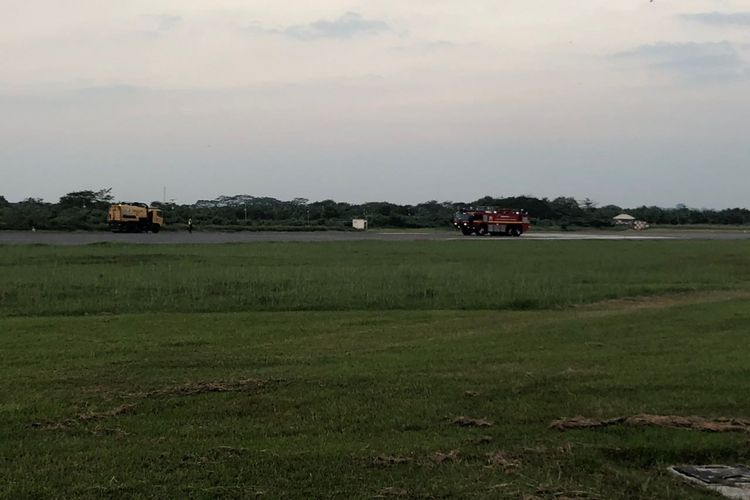 Pembersihan abu vulkanik akibat erupsi Gunung Merapi di Bandara Internasional Ahmad Yani, Semarang dengan runway sweeper dan mobil pemadam, Jumat (1/6/2018). 
