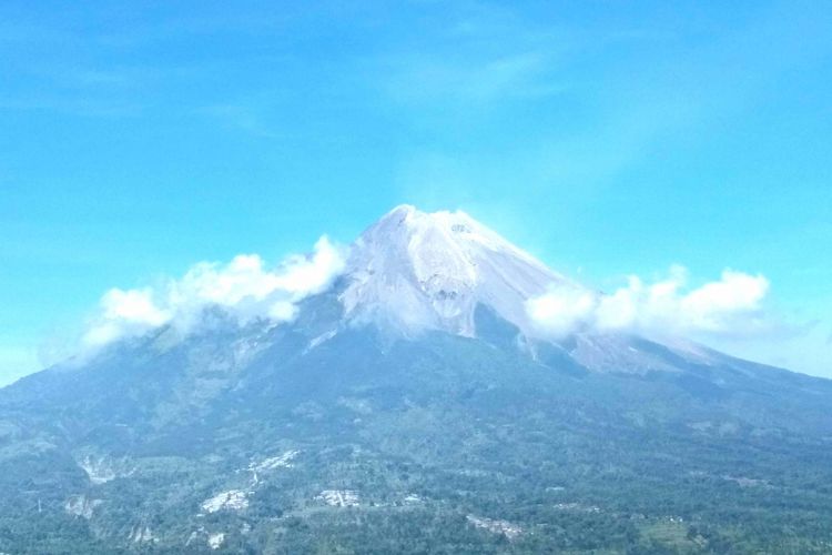 Puncak Gunung Merapi pasca meletus, Jumat (1/6/2018), pukul 08.20 WIB, dilihat dari objek wisata Ketep Pass, Kecamatan Sawangan, Kabupaten Magelang, atau sekitar 8 kilometer dari puncak. 