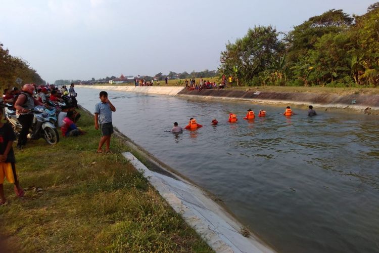 Tim SAR gabungan saat melakukan upaya pencarian dua bocah yang  hanyut di aliran  Sungai Jragung,  Desa Ngemplik,  Kecamatan  Karanganyar, Demak, Kamis (31/5/2018)