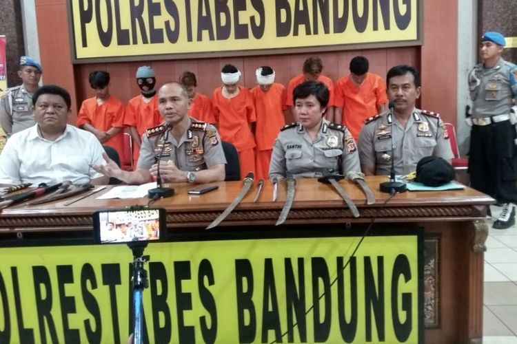 Kapolrestabes Bandung, Kombes Hendro Pandowo menjelaskan terkait penangkapan ketujuh pemuda anggota kelompok bermotor tersebut saat akan menyerang kelompok bermotor lainnya di Bandung. ketujuh pemuda ini bawa sajam saat hendak akan menyerang.