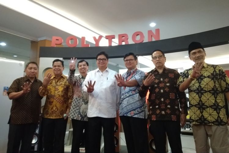 Menteri Perindustrian Airlangga Hartarto mengunjungi pabrik PT Hartono Instana Teknologi, pemilik merek dagang Polytron, di Kudus, Senin, (4/6/2018). Dalam lawatan tersebut, Dirjen ILMATE Kemenperin Harjanto mengatakan Polytron dapat menjadi Samsungnya Indonesia.