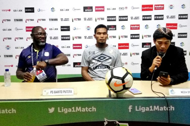 Pelatih Barito Putera, Jacksen F Tiago, bersama Firli Apriansyah dalam jumpa pers usai laga melawan PS Tira di Stadion Sultan Agung (SSA) Bantul, Senin (4/6/2018). 
