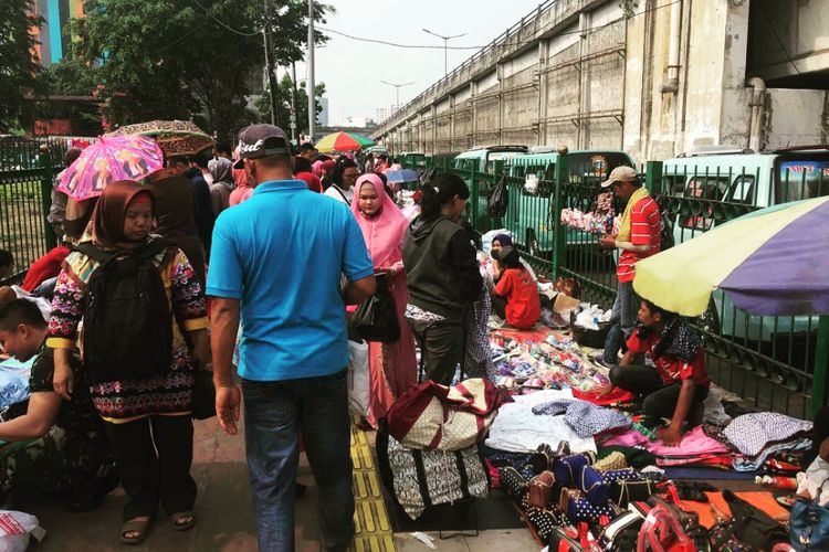 Kondisi Pasar Tanah Abang Kian Semrawut. Para pedagang kaki lima mengokupasi hampir seluruh trotoar di Tanah Abang. Tidak ada penindakan dari petugas Satpol PP DKI Jakarta, Rabu (6/6/2018).