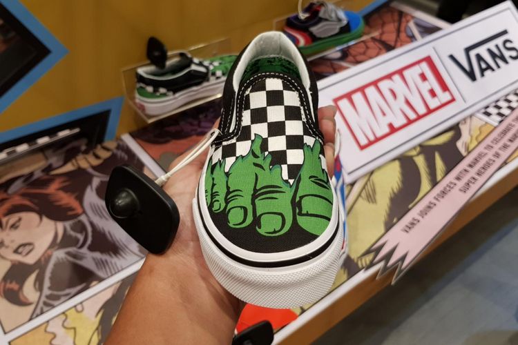 Classic Slip-On Hulk dari Vans x Marvel untuk ukuran anak-anak di gerai Vans Grand Indonesia