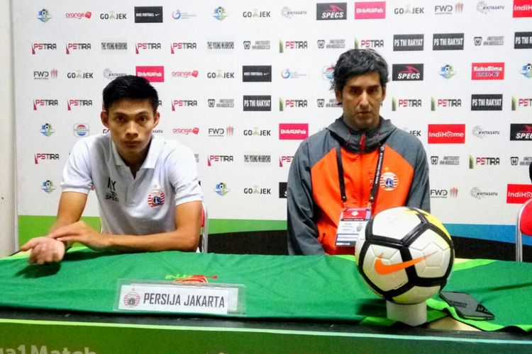 Pelatih Persija Jakarta Stefano Cugurra (Teco) dan Vava Mario Yagalo dalam jumpa pers usai laga melawan PS Tira di stadion Sultan Agung Bantul.