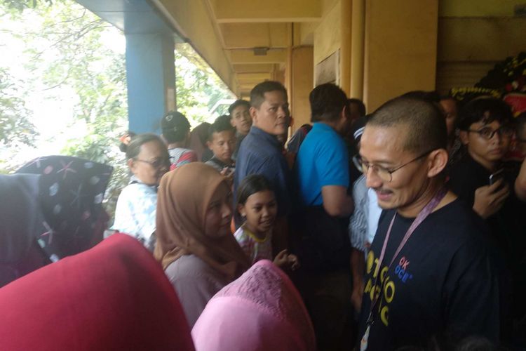 Wakil Gubernur DKI Jakarta Sandiaga Uno meninjau antrean program pangan bersubsidi di Pasar Kebayoran Lama, Sabtu (9/6/2018).