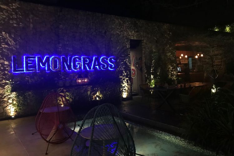 Resto dengan konsep desain dan furnitur nan Instagramable ini cocok untuk anda menambah koleksi foto Instagram anda sembari menyantap makanannya yang sedap.