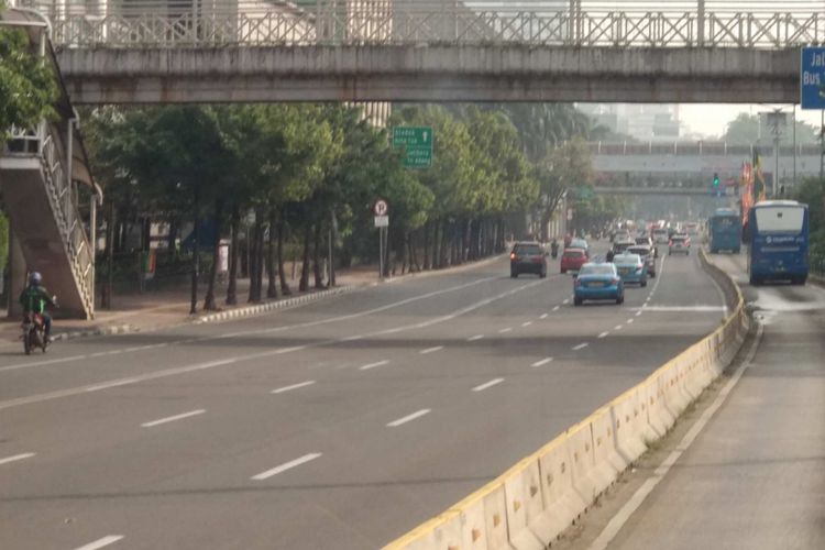 Lalu lintas di Jalan MH Thamrin arah ke Monas lengang pada Senin (11/6/2018).