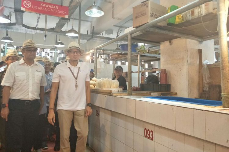 Wakil Gubernur DKI Jakarta Sandiaga Uno sidak harga pangan di Pasar Senen, Senin (11/6/2018). 