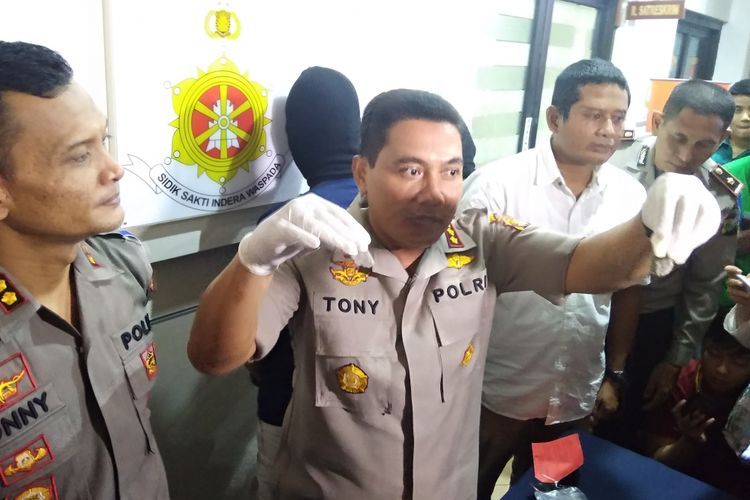 Kapolres Jakarta Timur Yoyon Tony Surya Putera, rilis pelaku pelemparan batu di JPO Malaka, Rabu (13/6/2018)