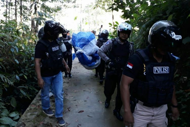 Aparat kepolisian di Pulau Jawa menyita balon udara yang telah jatuh.
