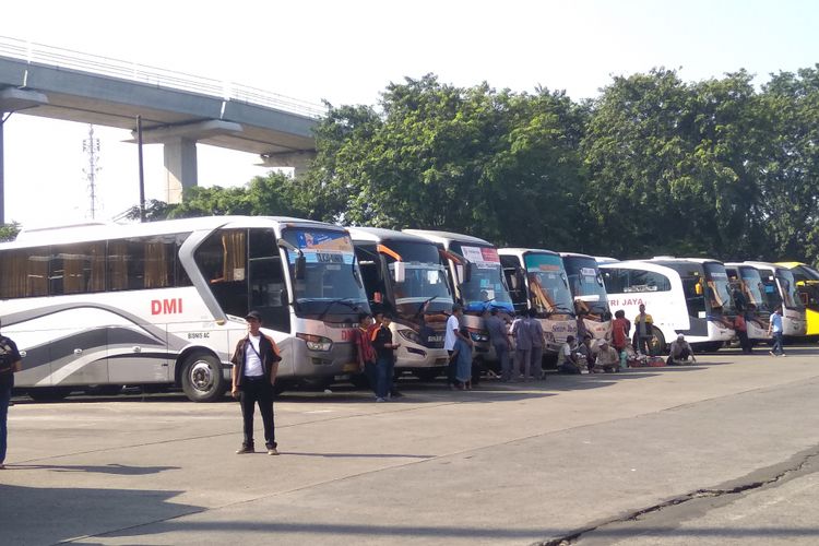Bus pemudik di Terminal Kampung Rambutan, Senin (18/6/2018)