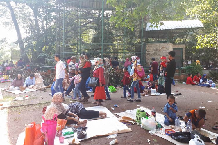 Pengunjung padati Taman Margasatwa Ragunan, Senin (18/6/2018)