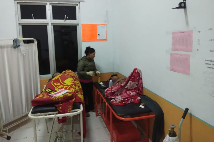 Dua korban selamat saat dirawat di RSUD dr Hadrianus Sinaga, Pangururan, Kabupaten Samosir, Senin (18/6/2018).