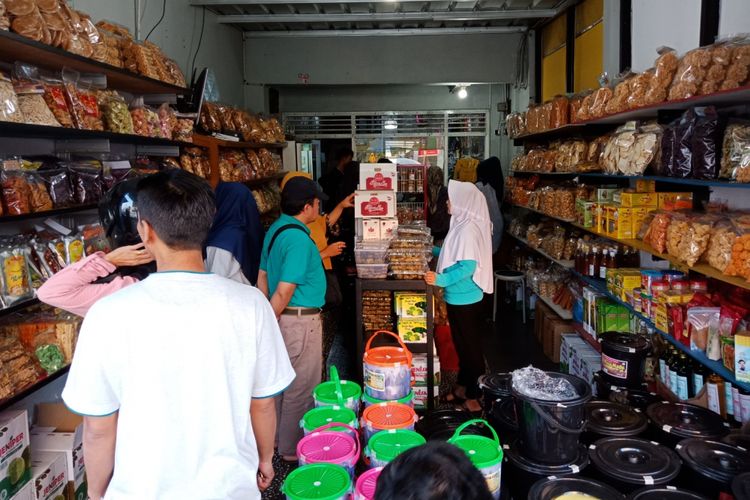 Wisatawan memilih oleh-oleh khas Kuningan di Jalan Cijoho, Kuningan, Jawa Barat, Minggu (17/6/2018).