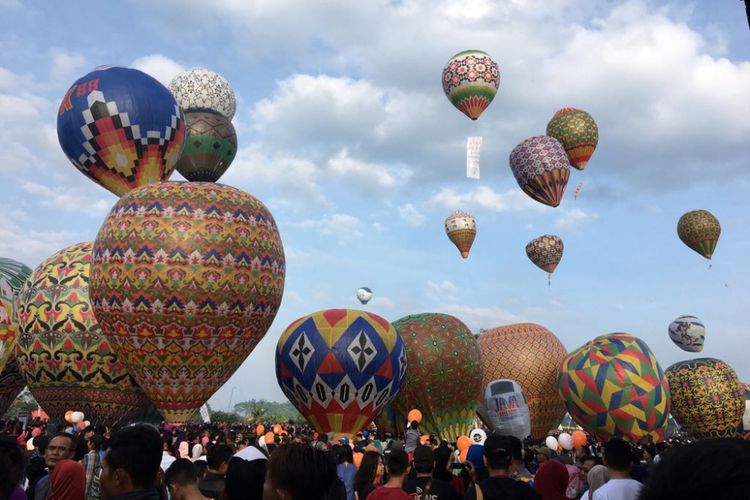 Suasana penyelenggaraan Java Balloon Festival 2018 di Kabupaten Wonosobo, Provinsi Jawa Tengah, Selasa (19/6/2018). Festival diadakan Kementerian Perhubungan bersama AirNav Indonesia dalam rangka meredam maraknya balon udara liar yang membahayakan keselamatan penerbangan dalam beberapa hari terakhir.