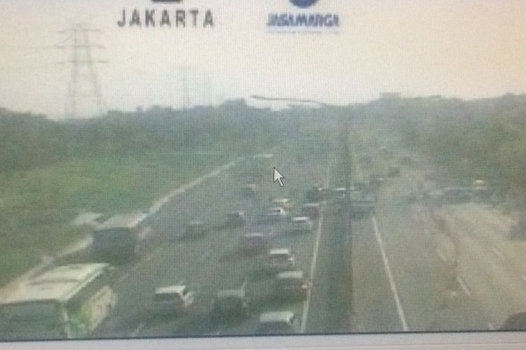 Kondisi Jalan Tol Jakarta-Cikampek ruas Kerawang Barat Kilometer 47+200 telah diberlakukan sistem One Way untuk mengurai Kepadatan Arus Balik Lebaran 2018, Selasa (19/6/2018).