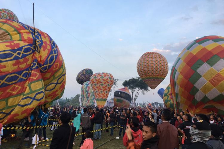 Suasana penyelenggaraan Java Balloon Festival 2018 di Kabupaten Wonosobo, Provinsi Jawa Tengah, Selasa (19/6/2018). Festival diadakan Kementerian Perhubungan bersama AirNav Indonesia dalam rangka meredam maraknya balon udara liar yang membahayakan keselamatan penerbangan dalam beberapa hari terakhir.