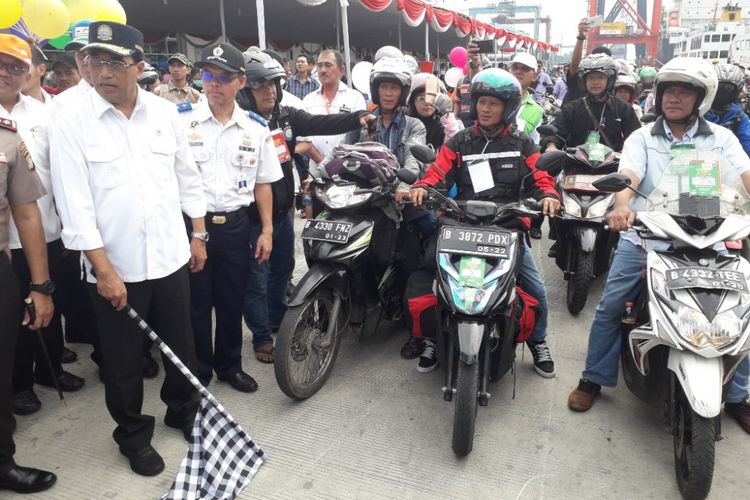 Menteri Perhubungan Budi Karya Sumadi melepas kepulangan ratusan peserta mudik gratis Kemenhub di Pelabuhan Tanjung Priok, Jakarta Utara, Rabu (20/6/2018).