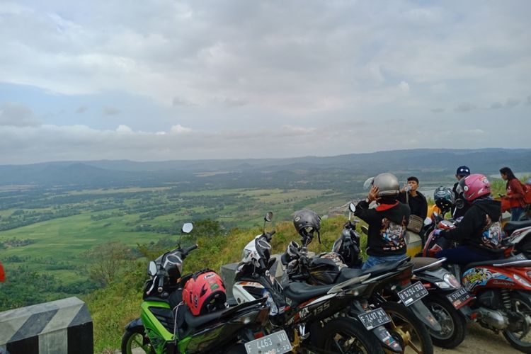 Wisatawan melihat Geopark Ciletuh yang dilihat dari Puncak Darma, Kecamatan Ciemas, Sukabumi, Jawa Barat, Jumat (22/6/2018).