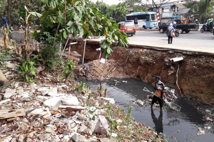 Proyek pembangunan turap yang dinilai sebabkan penuhnya sampah di selokan Jalan I Gusti Ngurah Rai, Jakarta Timur, Selasa (26/6/2018).