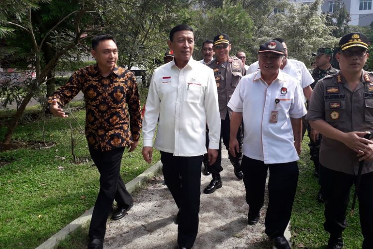 Menkopolhukam Wiranto mengunjungi TPS 7 di Taman Malabar, Bogor, Jawa Barat, guna memantau pelaksanaan Pilkada serentak, Rabu (27/6/2018).