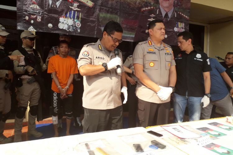 Kepala Bidang Humas Polda Metri Jaya Kombes Argo Yuwono dan Kapolres Metro Jakarta Barat Kombes Pol Hengki Haryadi dalam konferensi pers di Mapolres Metro Jakarta Barat, Jumat (29/6/2018).