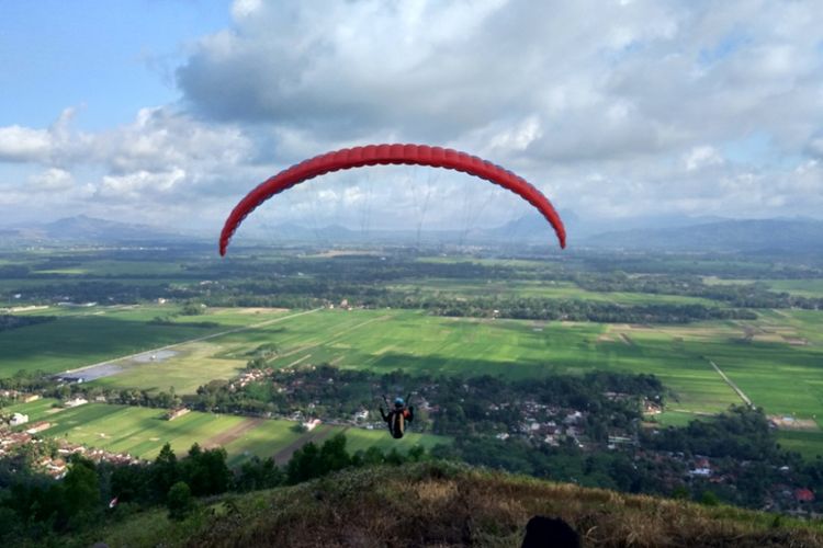 Peserta Paralayang lepas landas, diantara pemandangan yang indah terhampar luas (01/07/2018)