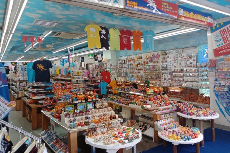 Salah satu gerai oleh-oleh di Jalan Kokusai di jantung Kota Naha, Okinawa Jepang sebagai pusat perbelanjaan wisatawan di sana, Sabtu (30/6/2018).