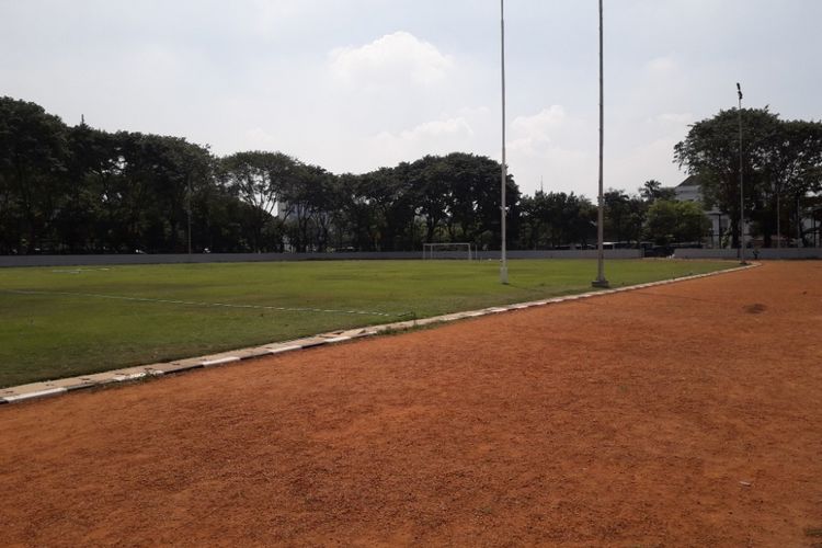 Lapangan sepakbola yang dilengkapi dengan trek atletik dan tribun penonton di Lapangan Banteng, Jakarta Pusat, Senin (2/7/2018).