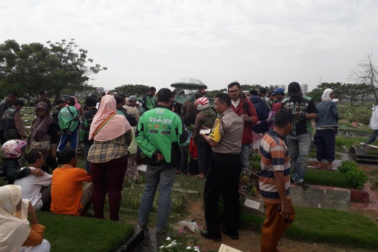 Suasana pemakaman Sarifah, korban pembegalan di Tangerang, di TPU Budi Darma, Cilincing, Jakarta Utara, Kamis (5/7/2018).