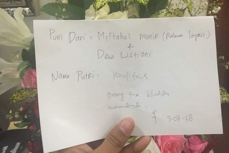 Calon Gubernur Jawa Timur Khofifah memberikan nama dirinya untuk anak relawannya yang baru lahir. 