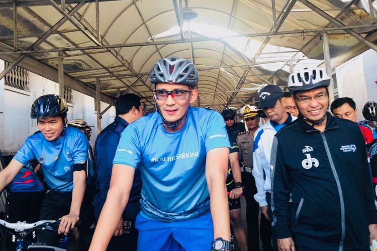 Wakil Gubernur DKI Jakarta Sandiaga Uno bersepeda di Kali Besar, Kota Tua, Jumat (6/7/2018). 