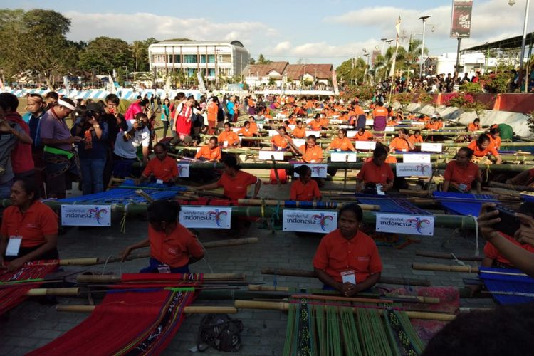 Acara itu dimulai dengan Festival Tenun Ikat yang diikuti oleh 150 perempuan dengan mengenakan baju kaos orange yang dipadu dengan kain adat dari berbagai kecamatan di Sumba Barat.