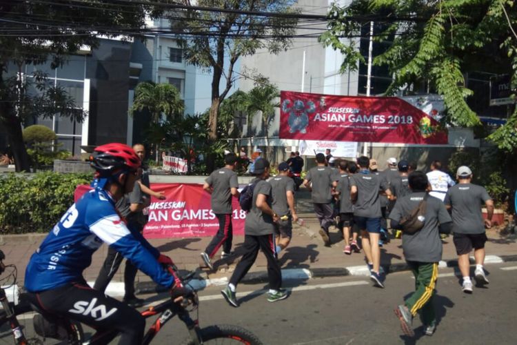 Area perkantoran Kompas Gramedia Palmerah Barat dan Selatan, serta Menara Kompas turut menjadi rute estafet Jelang Obor Asian Games wilayah Kelurahan Gelora, Jakarta Pusat, Minggu (8/7/2018).