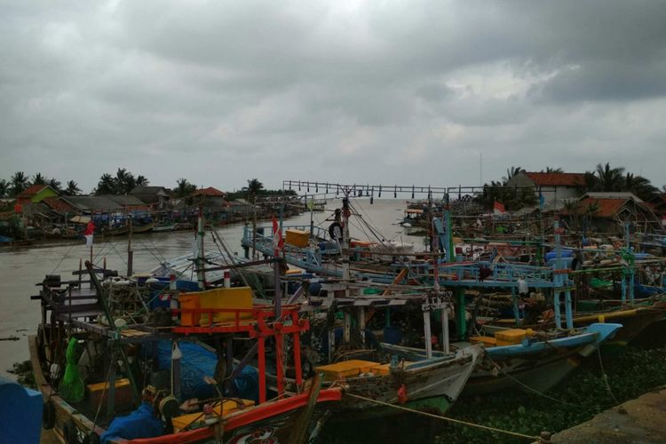 Akibat cuaca tak menentu, hasil tangkap nelayan Pasir Putih, Desa Sukajaya, Kecamatan Cilamaya Kulon, Kabupaten Karawang menurun.
