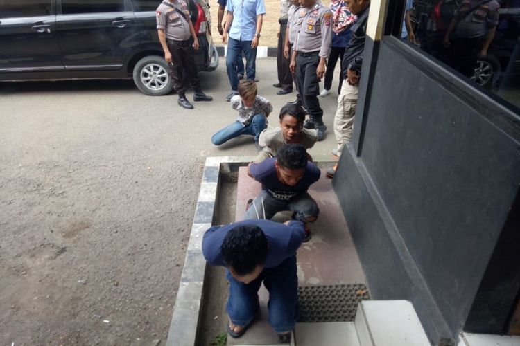 Para pelaku pengeroyok Satpam Bank di Labuan Bajo, Manggarai Barat, Nusa Tenggara Timur (NTT), saat diamankan di Markas Polres setempat
