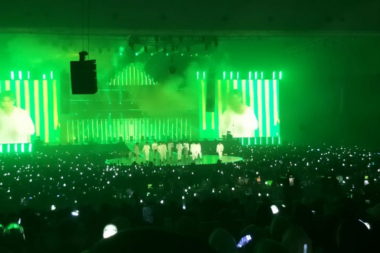 Wanna One membuka konser One: The World di Indonesia Convention Exhibition, BSD, Tangerang, Minggu (15/7/2018).