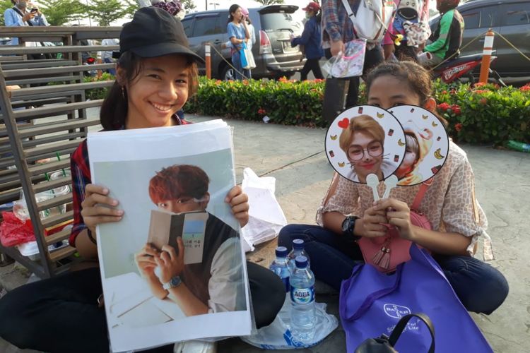 Poster dan kipas bergambar member Wanna One ditawarkan di area Indonesia Convention Exhibition, BSD City, Tangerang, Minggu (15/7/2018).