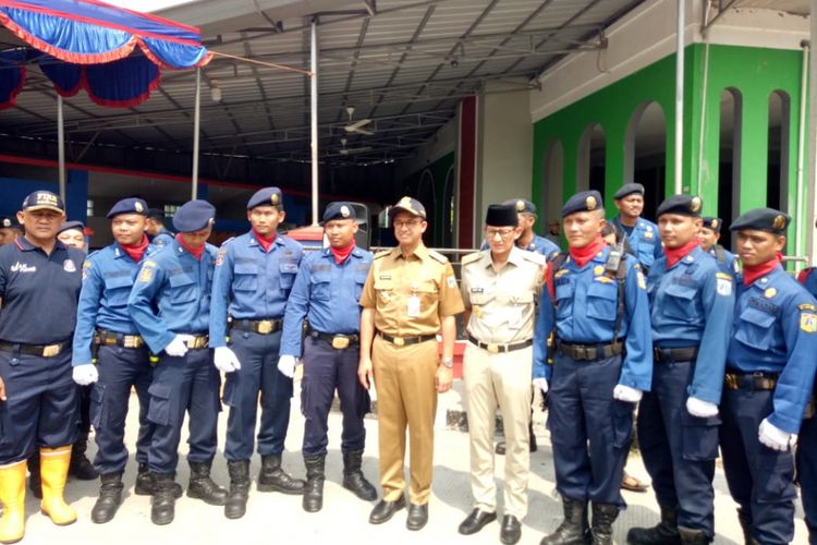 Gubernur dan Wakil Gubernur DKI Jakarta Saat Melayat ke rumah korban kebakaran di Semper, Senin (16/7/2018)