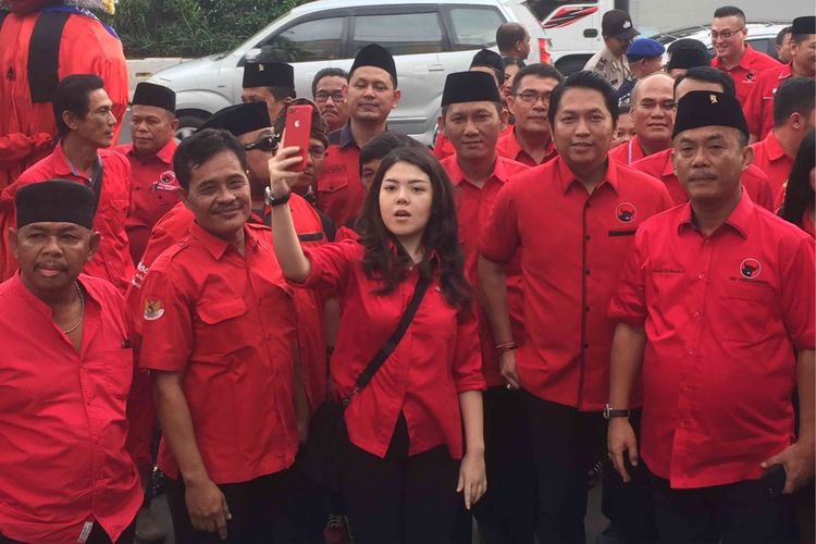 Sejumlah bakal calon legislatif Dewan Perwakilan Rakyat Daerah (DPRD) DKI Jakarta dari Partai Demokrasi Indonesia Perjuangan (PDI-P) mendatangi Kantor Komisi Pemilihan Umum Daerah (KPU) DKI Jakarta, Selasa (17/7/2018). Dari puluhan bakal caleg yang datang, tampak sosok penyanyi Tina Toon berada di tengah kerumunan bakal caleg tersebut.